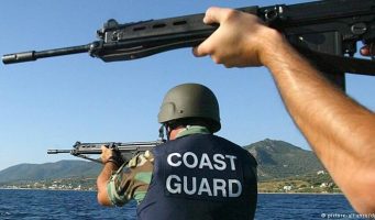 Греческая береговая охрана задержало судно с подозрительным грузом из Турции