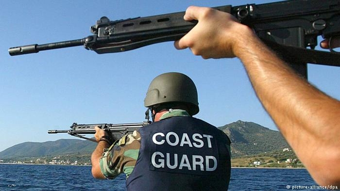 Греческая береговая охрана задержало судно с подозрительным грузом из Турции