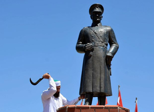 Нападение на статую Ататюрка