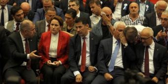 Более 600 членов покинули националистическую партию Турции, чтобы присоединиться к Мерал Акшенер