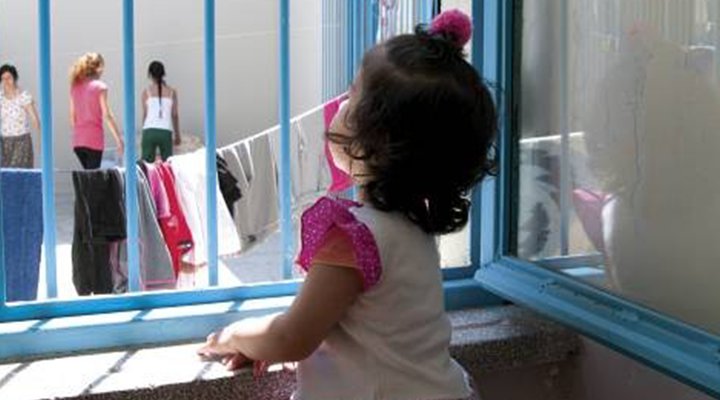 В тюрьмах Турции содержатся 594 ребенка младше шести лет