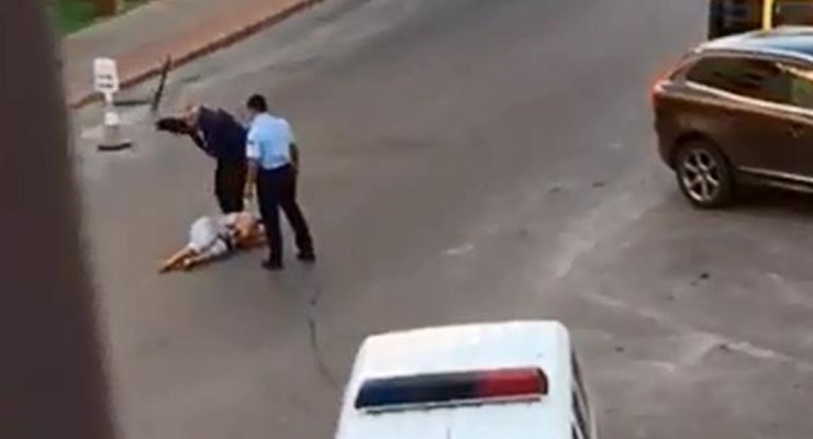 В Анталии полицейские избили женщину прямо на улице