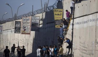 «Стена позора», возводимая Израилем вокруг Палестины, строится из цемента и железа из Турции   