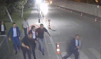 Камеры зафиксировали как министр Зейбекчи, который ранее утверждал, что «защищал парламент с оружием в руках», прячется в подземном паркинге