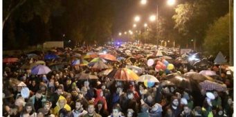 5 тысяч участников марша в Северном Кипре выступили в защиту газеты, ставшей мишенью Эрдогана