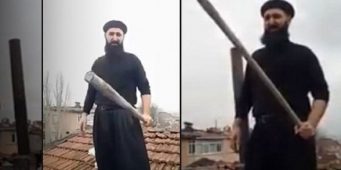 В Турции мужчина с бейсбольной битой ждал на крыше Санта Клауса чтобы призвать к исламу
