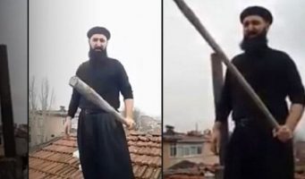 В Турции мужчина с бейсбольной битой ждал на крыше Санта Клауса чтобы призвать к исламу