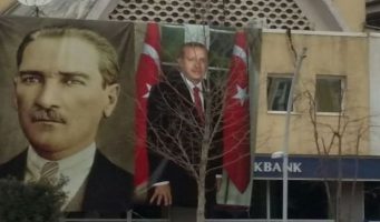 Безработный мужчина с криком «я голодный», сбросил плакат с изображением Эрдогана