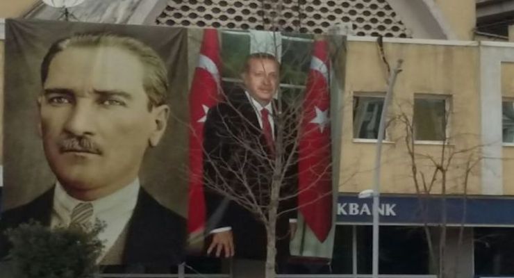 Безработный мужчина с криком «я голодный», сбросил плакат с изображением Эрдогана