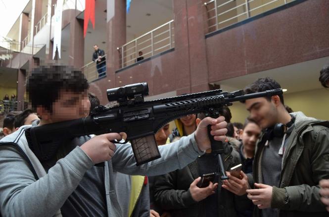 Скандал на выставке вооружения: Школьникам показали, как применять оружие   