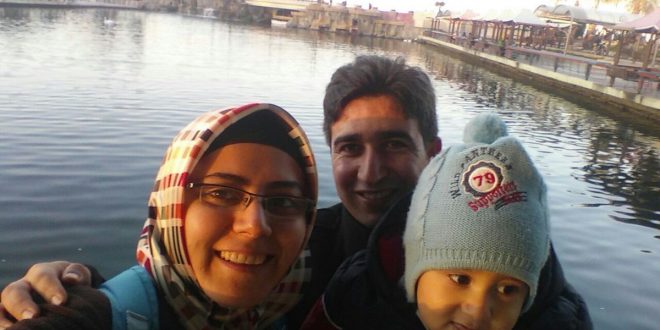 Ребенок остался один после того, как турецкая полиция задержала родителей