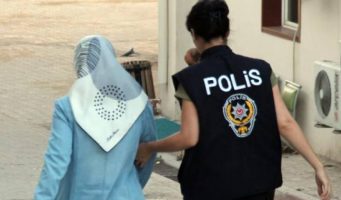 С задержанных женщин срывают платки   