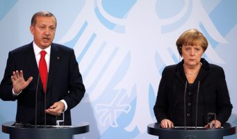 Турецкие немцы больше любят Меркель, чем Эрдогана