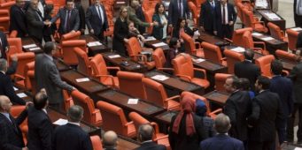 В турецком парламенте за критику операции в Африне оппозиционеру сломали лопатку