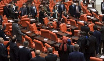 В турецком парламенте за критику операции в Африне оппозиционеру сломали лопатку