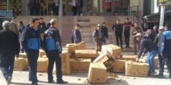 В знак протеста фермер вывалил табак перед зданием районного отделения ПСР   