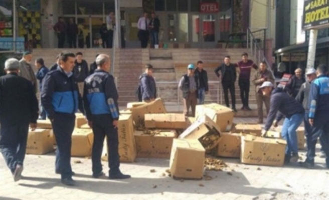 В знак протеста фермер вывалил табак перед зданием районного отделения ПСР   