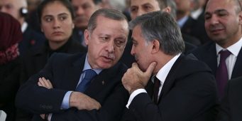Кого отправлял Эрдоган переубеждать Гюля?   