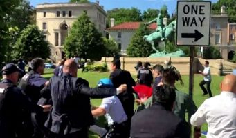 В США осудили двух мужчин, избивавших протестующих во время визита Эрдогана
