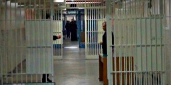 В тюремной камере на 14 человек содержатся 39 заключенных