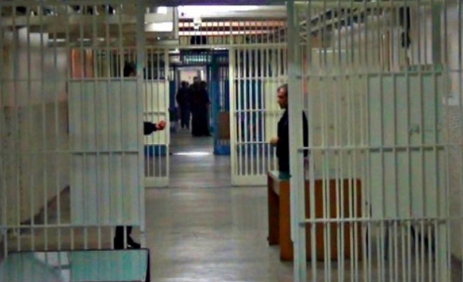 В тюремной камере на 14 человек содержатся 39 заключенных