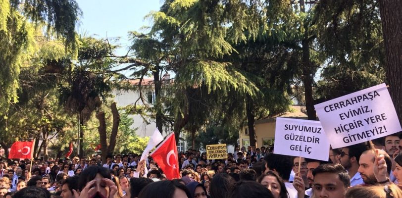 Студенты и преподаватели выступают против решения Минобразования Турции   