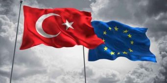 Еврокомиссар: Турция делает большие шаги в направлении от ЕС   