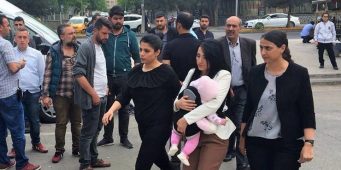 IFEX начала кампанию в поддержку заключённой в тюрьму турецкой учительницы с ребёнком   