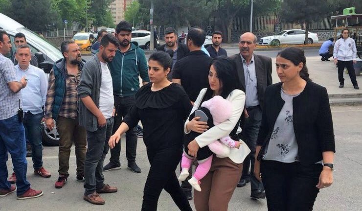 IFEX начала кампанию в поддержку заключённой в тюрьму турецкой учительницы с ребёнком   