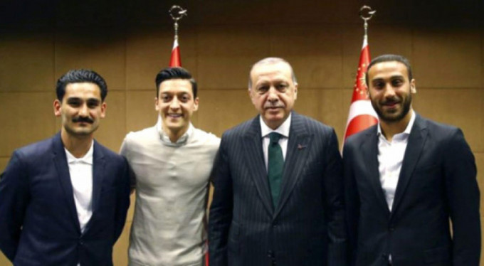 Глава Немецкого футбольного союза осудил встречу двух игроков сборной с Эрдоганом   