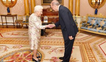 Проправительственные СМИ избегают публикации фото со встречи Эрдогана с королевой Великобритании   
