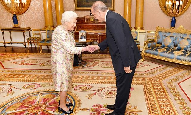 Проправительственные СМИ избегают публикации фото со встречи Эрдогана с королевой Великобритании   