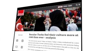 Светские турки считают свою культуру более подверженной риску, чем когда-либо