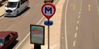 Предвыборный театр: Городские власти вывесили таблички станций метро, которое нет 