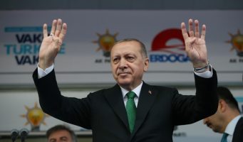 Эрдоган стремится решить вопросы экономики, но при этом отбирает права у народа?