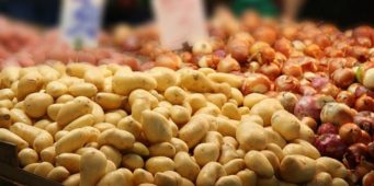 В Турции решили импортировать картофель и лук для снижения цен