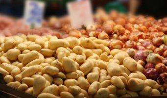 В Турции решили импортировать картофель и лук для снижения цен