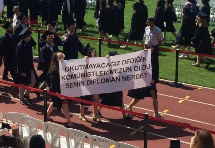 Скандальный плакат студентов об Эрдогане на выпускном: «Коммунисты, которым вы не позволяли учиться, выпустились. Где твой диплом?»