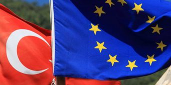 ЕС примет выжидательную позицию в отношении Турции