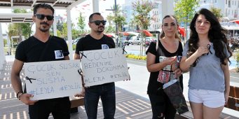 В Турции в ходе мирной акции протеста против насилия над детьми чуть не изнасиловали девочку