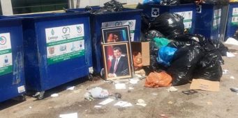 Портрет Давутоглу выбросили в мусорный контейнер   