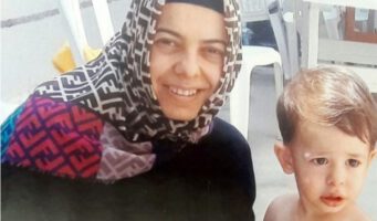 Домохозяйка, попавшая в «черный лист» мэрии Бурсы, и ее малолетний сын, продолжают находится в тюрьме   