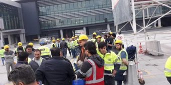 За неделю до открытия нового аэропорта в Стамбуле строители устроили сидячий протест из-за долгов по зарплате