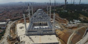 Строительная компания, возводившая мечеть Чамлыджа, попросила защиты от банкротства