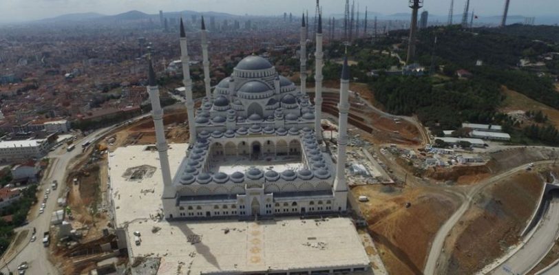 Строительная компания, возводившая мечеть Чамлыджа, попросила защиты от банкротства