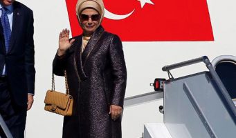 Жена президента Турции отправилась в зарубежную поездку с сумочкой в 35 тысяч долларов