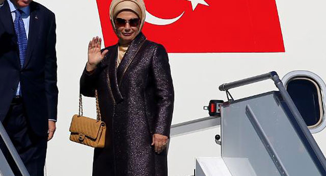 Жена президента Турции отправилась в зарубежную поездку с сумочкой в 35 тысяч долларов