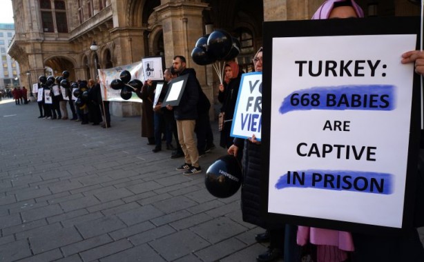 «Плач» 743 заключенных детей в Турции «услышан» в Вене   