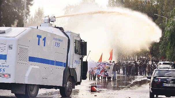 Турецкая полиция увеличила парк машин-водометов для борьбы с беспорядками