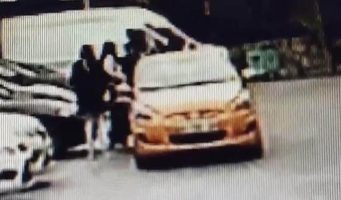 Плевок в лицо: Таксист грубо обошелся с пассажиркой